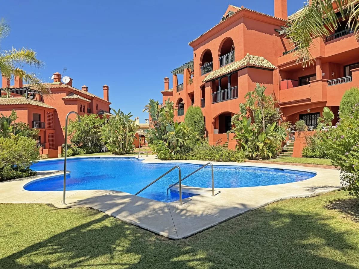 2 Bedroom Middle Floor Apartment for Sale in Calahonda, Málaga