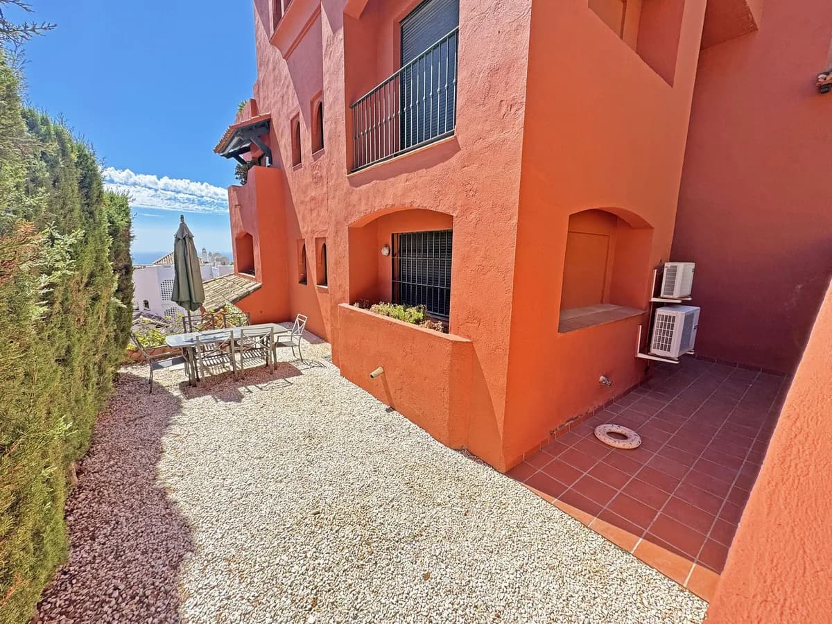 2 Bedroom Middle Floor Apartment for Sale in Calahonda, Málaga - Image 2