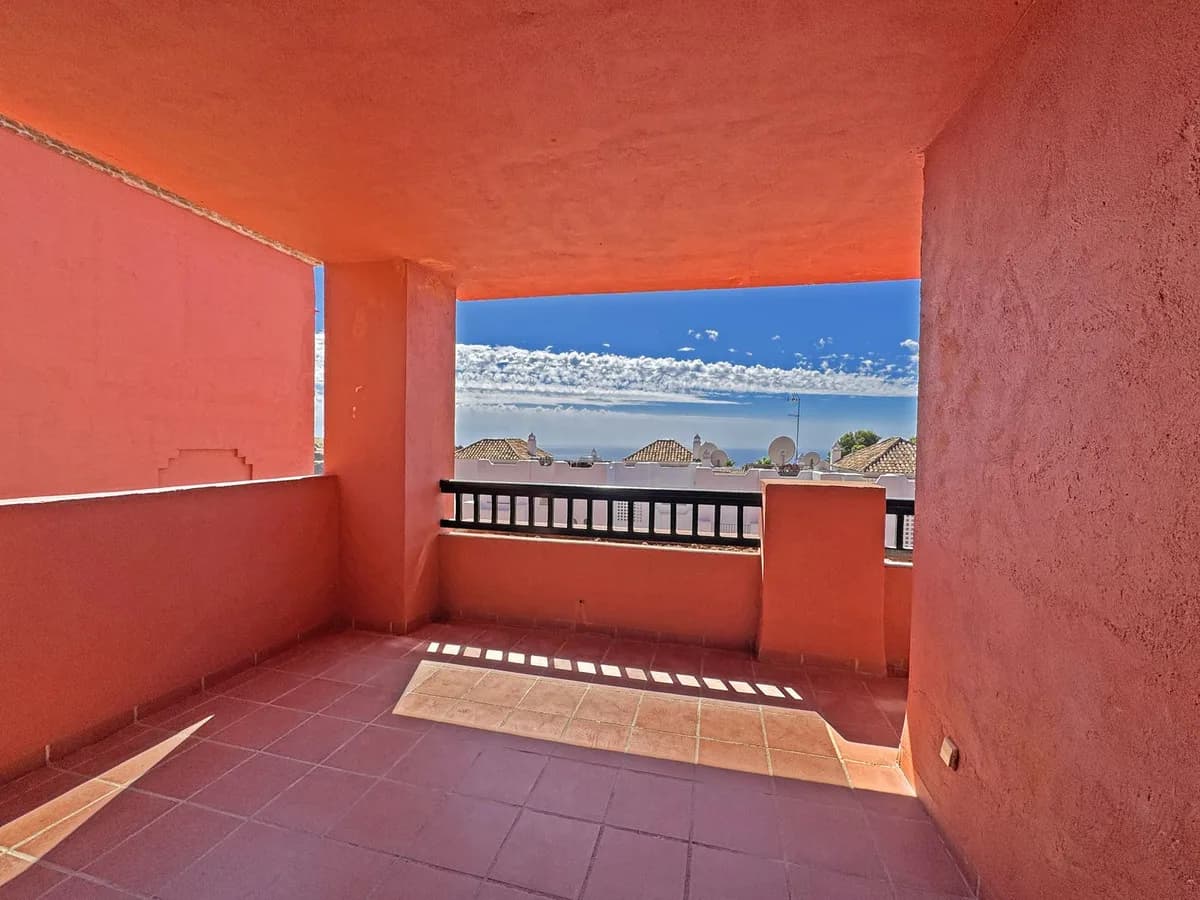 2 Bedroom Middle Floor Apartment for Sale in Calahonda, Málaga - Image 3