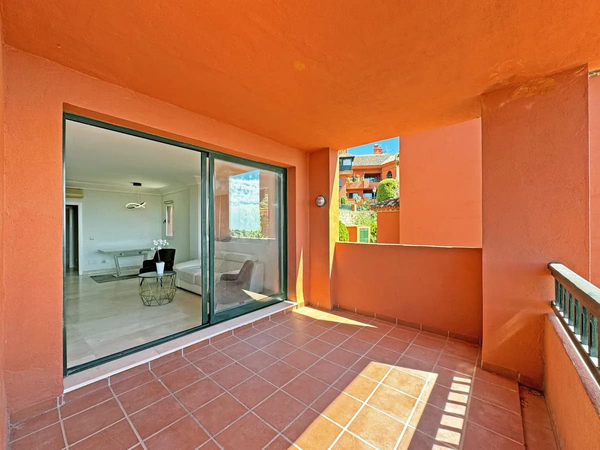 2 Bedroom Middle Floor Apartment for Sale in Calahonda, Málaga - Image 4