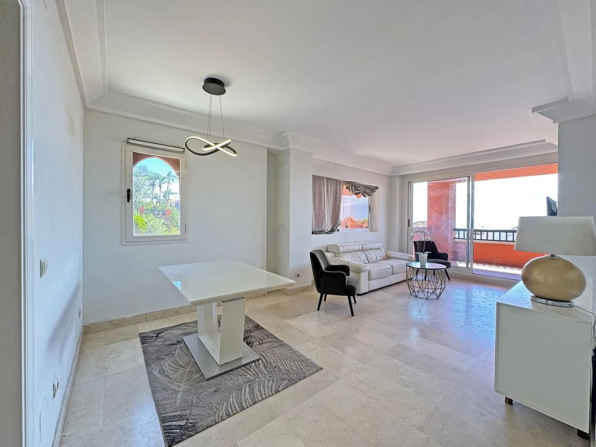 2 Bedroom Middle Floor Apartment for Sale in Calahonda, Málaga - Image 5