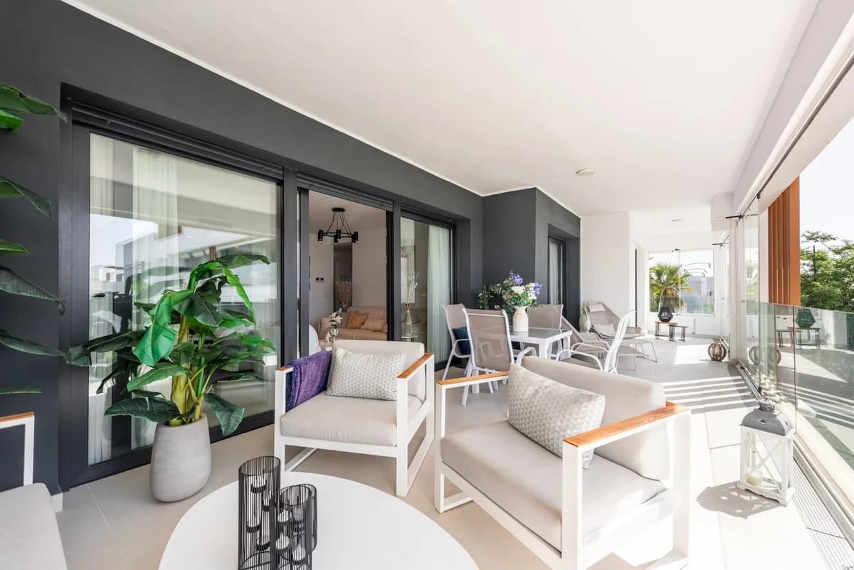 3 Bedroom Middle Floor Apartment for Sale in Bel Air, Málaga - Image 2