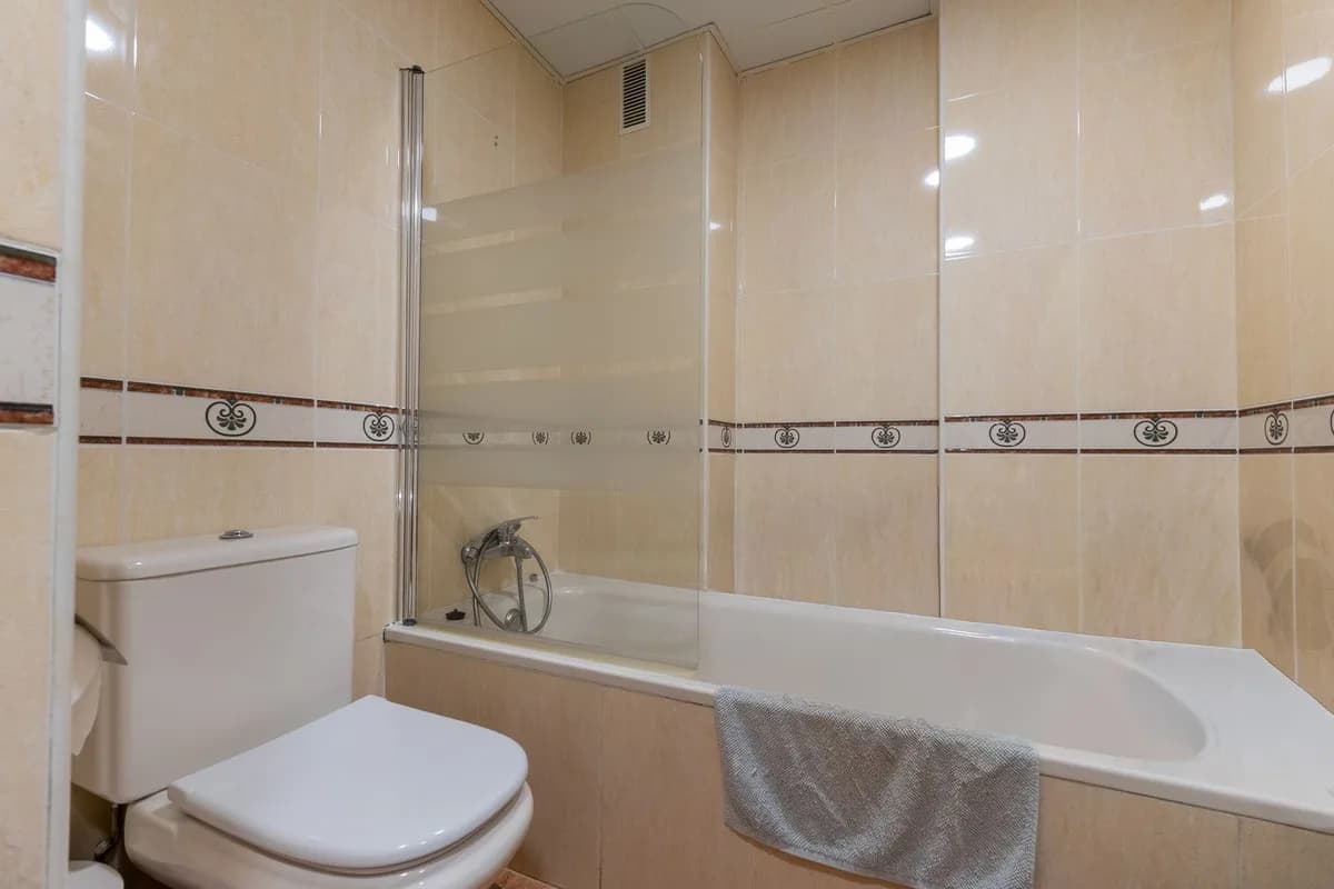 1 Bedroom Middle Floor Apartment for Sale in Torremolinos, Málaga - Image 4
