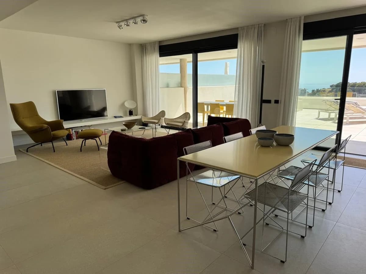 3 Bedroom Middle Floor Apartment for Sale in Altos de los Monteros, Málaga - Image 4