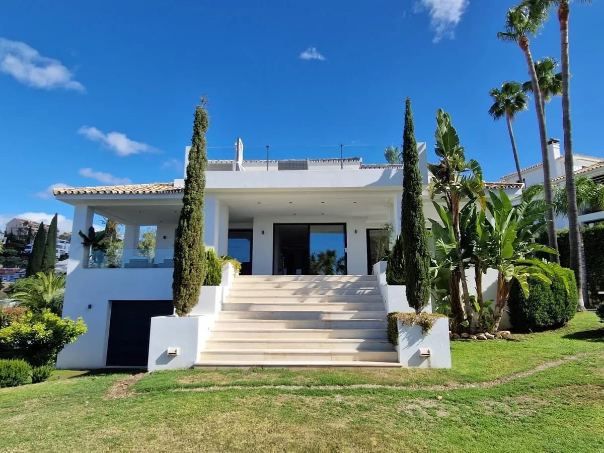 5 Bedroom Detached Villa for Sale in Nueva Andalucía, Málaga - Image 2