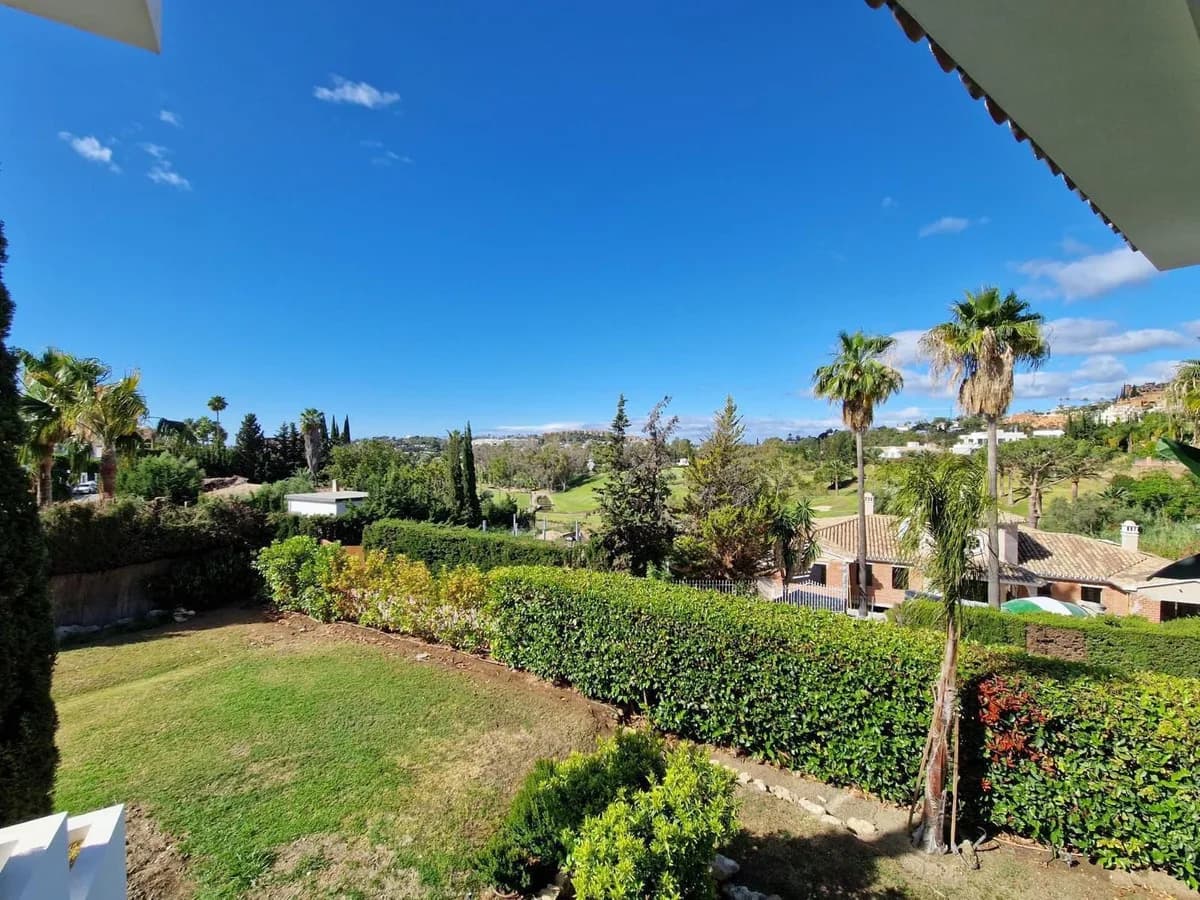 5 Bedroom Detached Villa for Sale in Nueva Andalucía, Málaga - Image 3