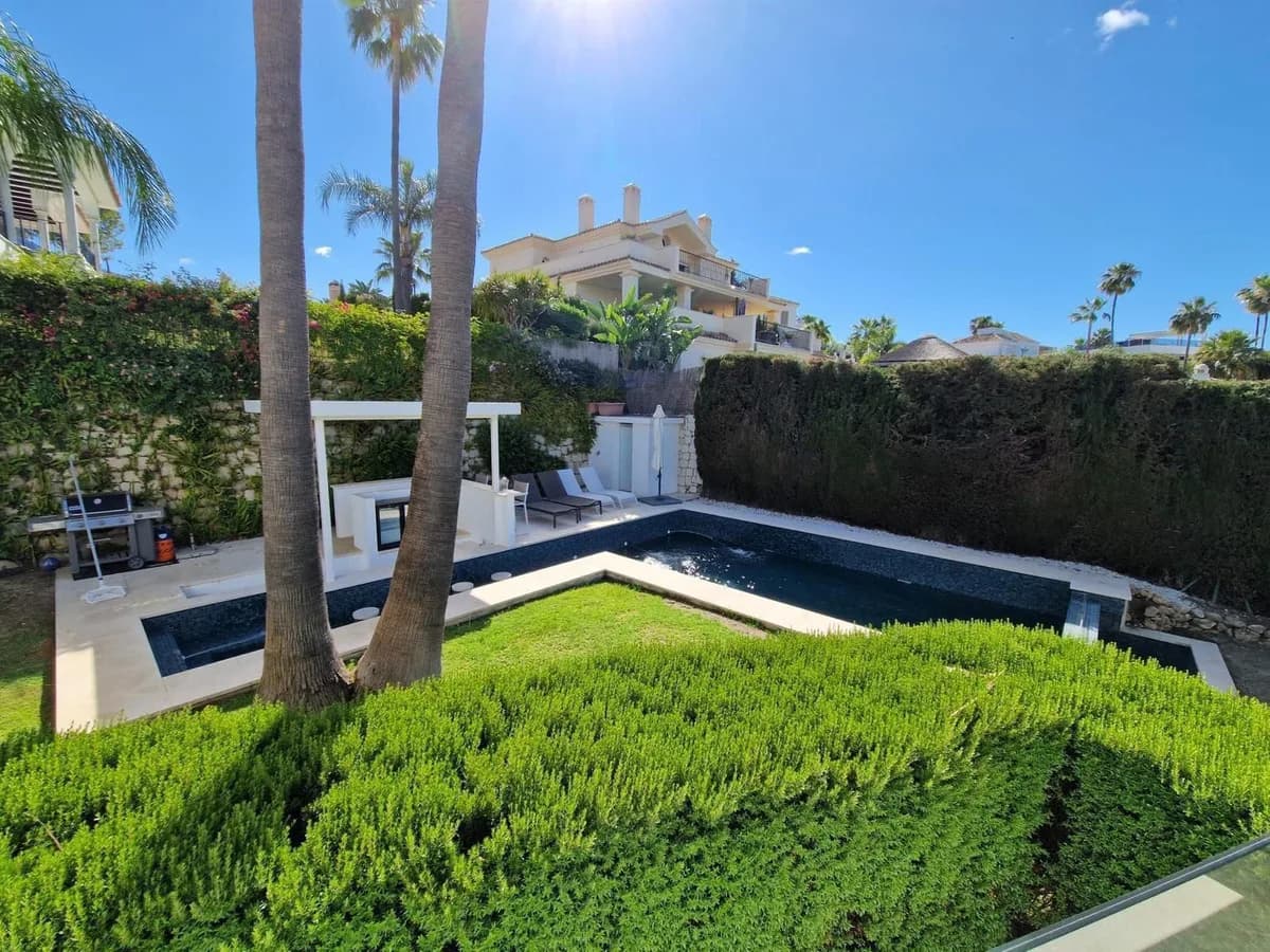 5 Bedroom Detached Villa for Sale in Nueva Andalucía, Málaga - Image 4