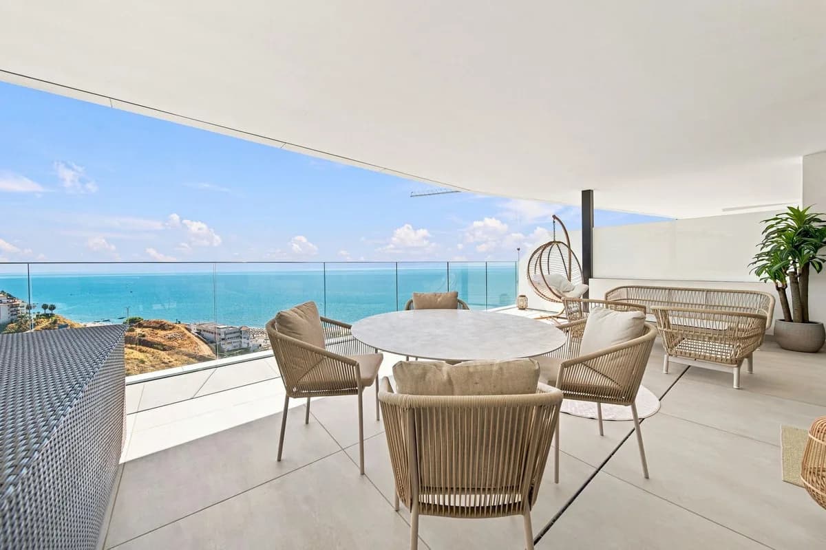 2 Bedroom Middle Floor Apartment for Sale in Fuengirola, Málaga