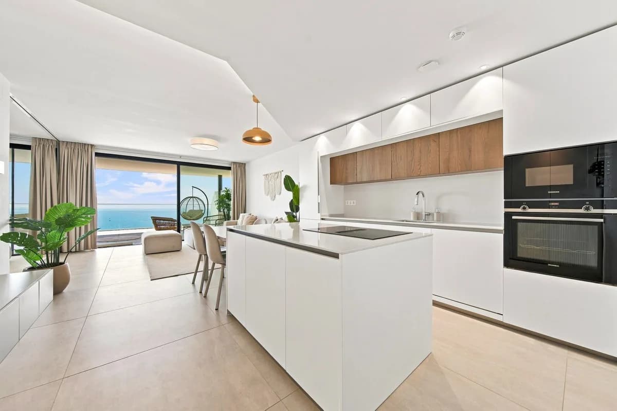 2 Bedroom Middle Floor Apartment for Sale in Fuengirola, Málaga - Image 4