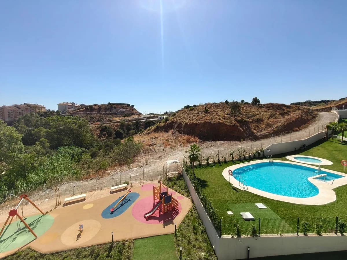 2 Bedroom Middle Floor Apartment for Sale in Fuengirola, Málaga - Image 4