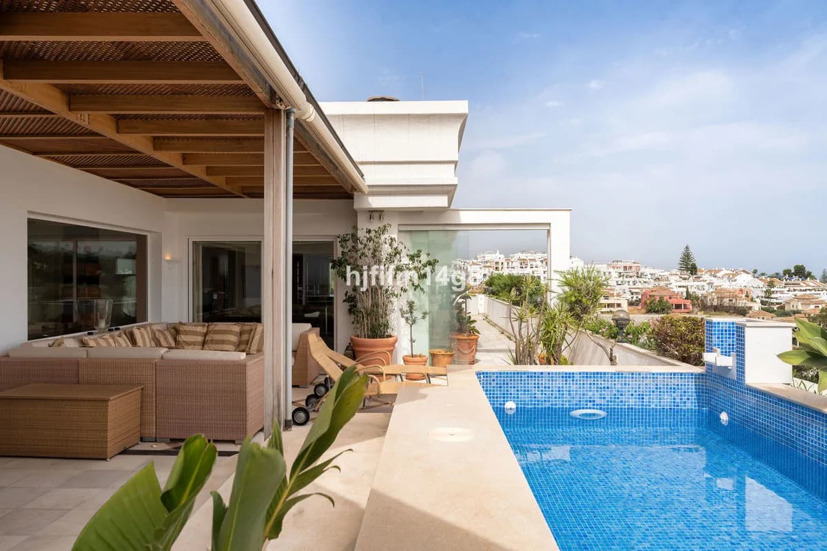 4 Bedroom Penthouse for Sale in Nueva Andalucía, Málaga