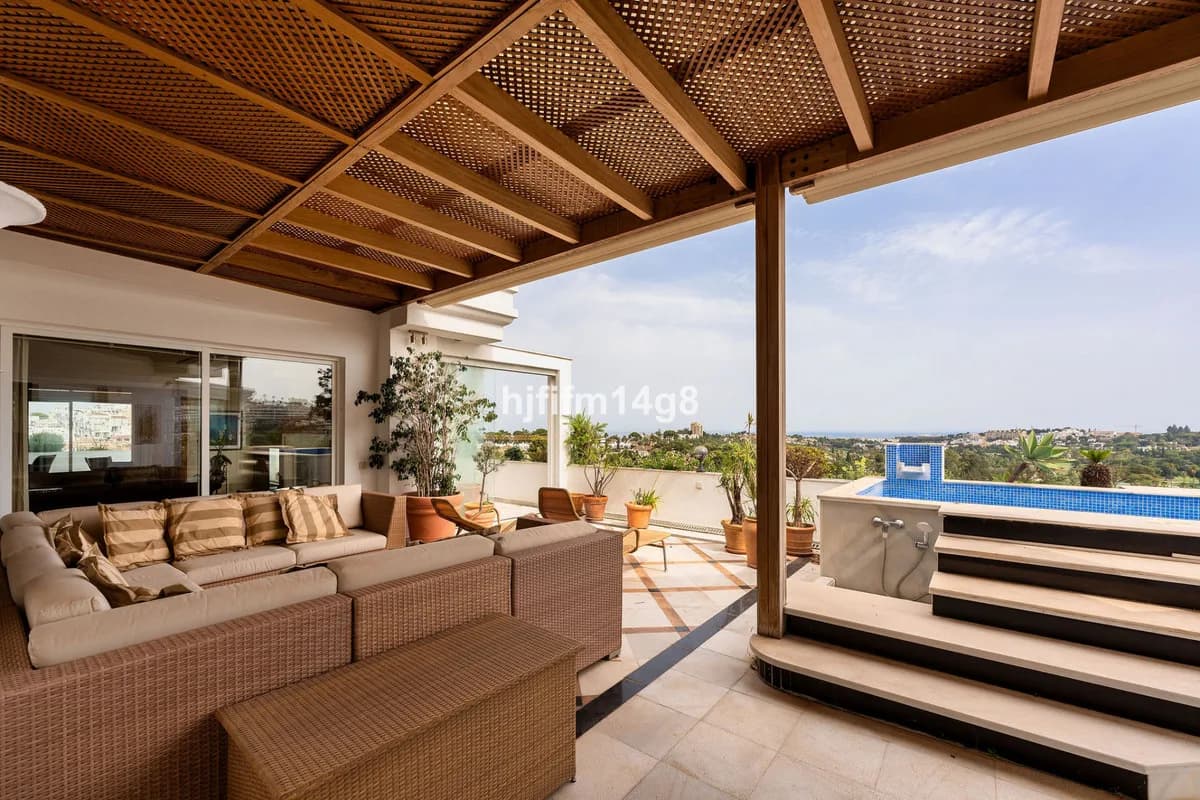 4 Bedroom Penthouse for Sale in Nueva Andalucía, Málaga - Image 3
