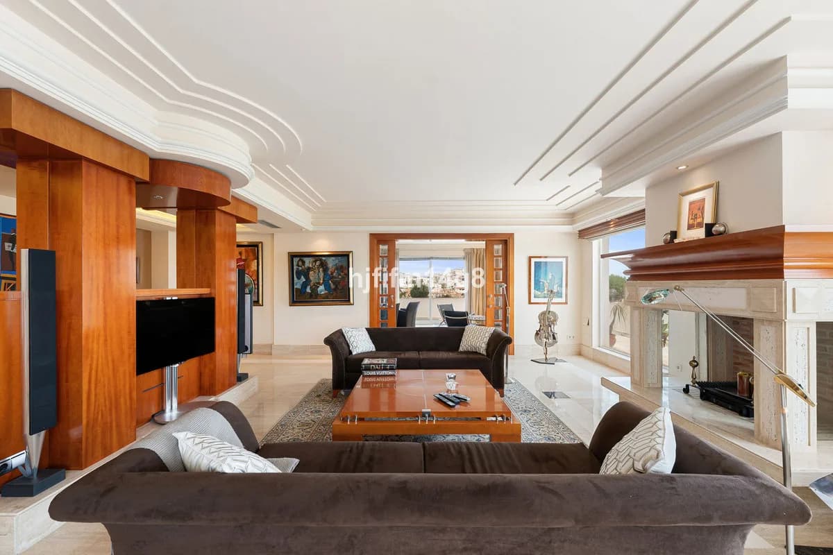 4 Bedroom Penthouse for Sale in Nueva Andalucía, Málaga - Image 7