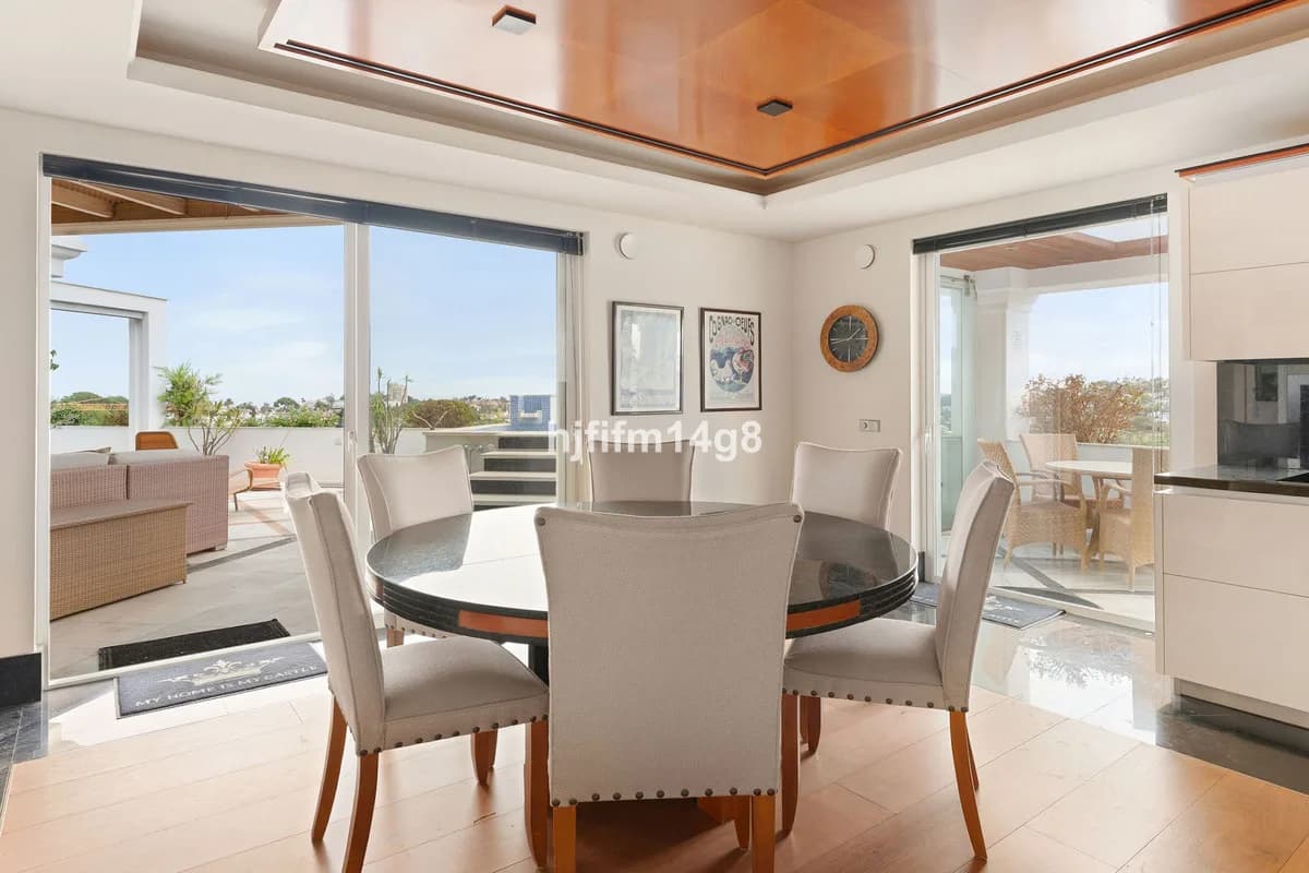 4 Bedroom Penthouse for Sale in Nueva Andalucía, Málaga - Image 9