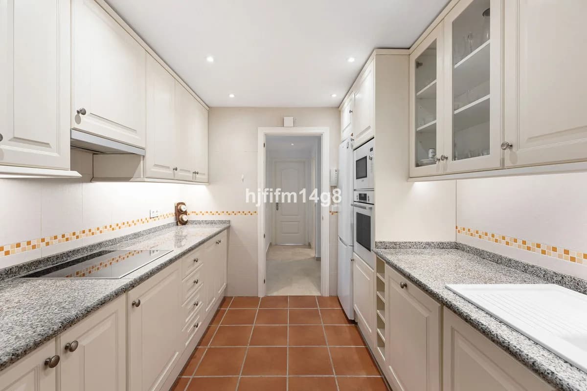 3 Bedroom Ground Floor Apartment for Sale in Estepona, Málaga - Image 7
