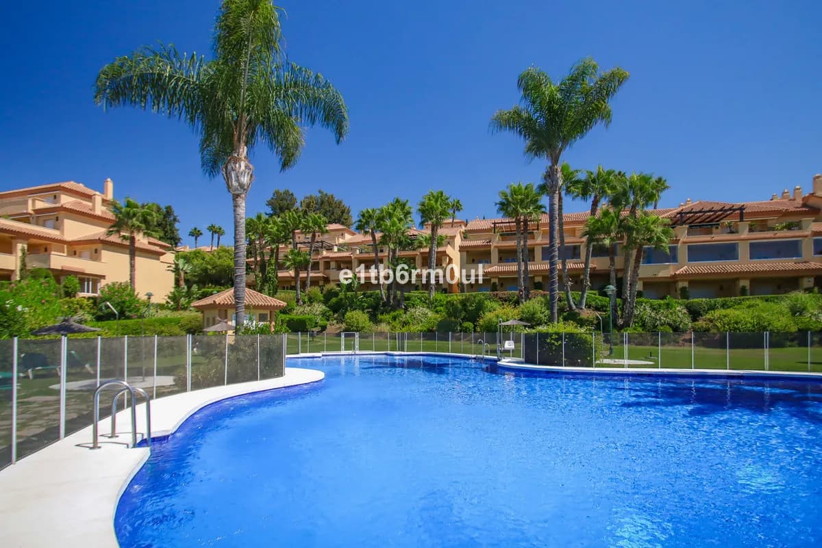 3 Bedroom Ground Floor Apartment for Sale in Nueva Andalucía, Málaga