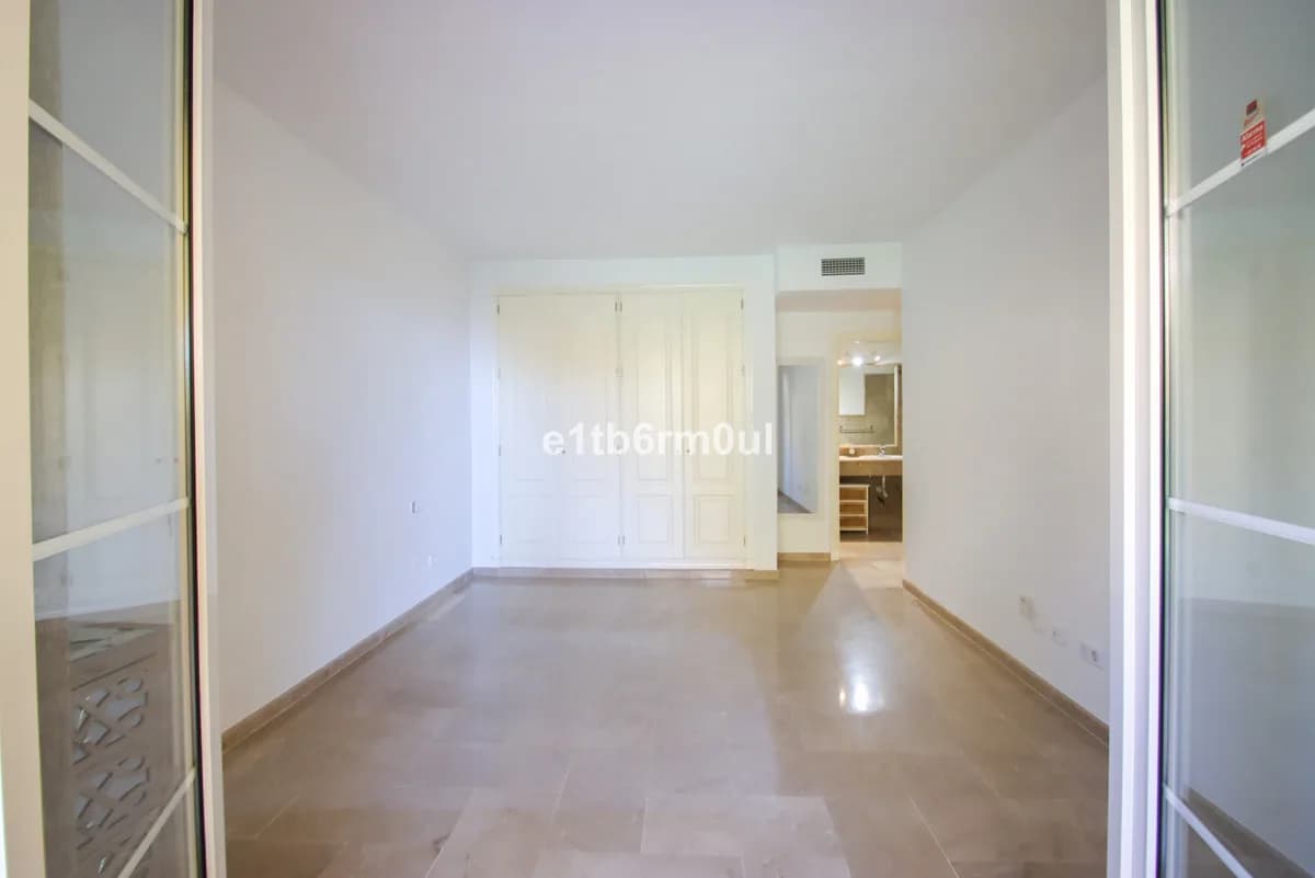 3 Bedroom Ground Floor Apartment for Sale in Nueva Andalucía, Málaga - Image 3