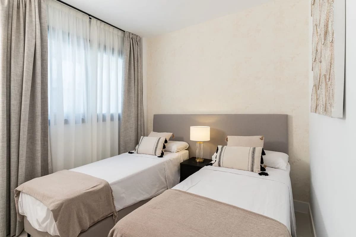 2 Bedroom Middle Floor Apartment for Sale in Fuengirola, Málaga - Image 5