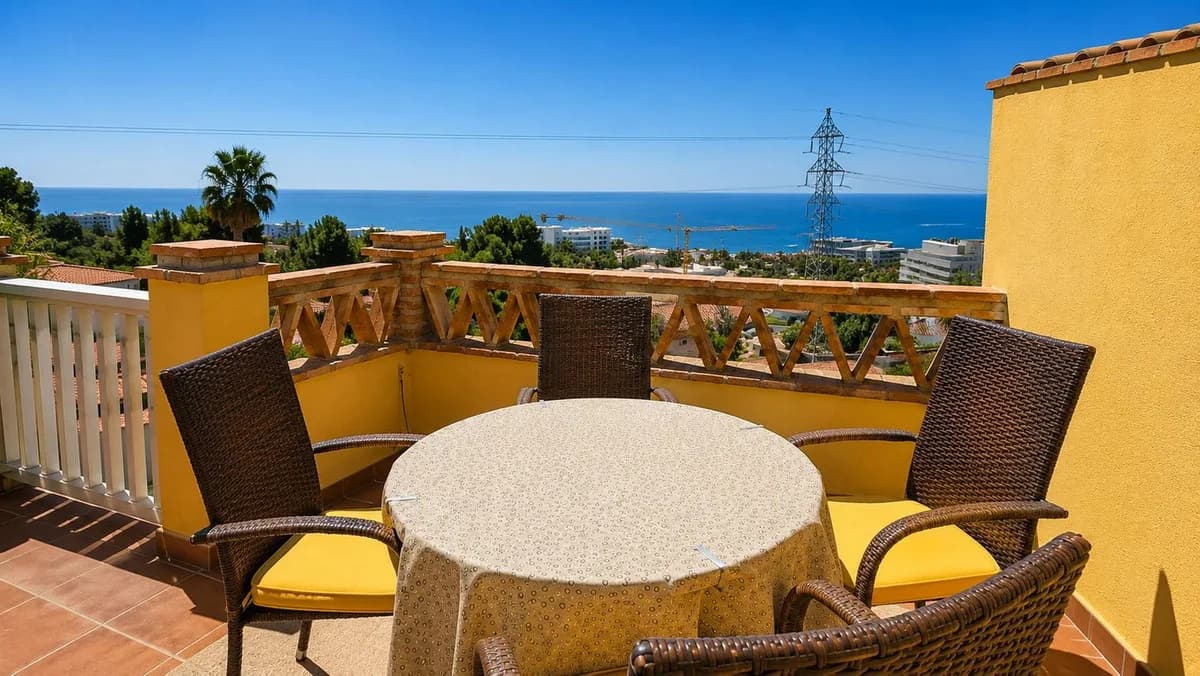 2 Bedroom Penthouse for Sale in Fuengirola, Málaga - Image 2