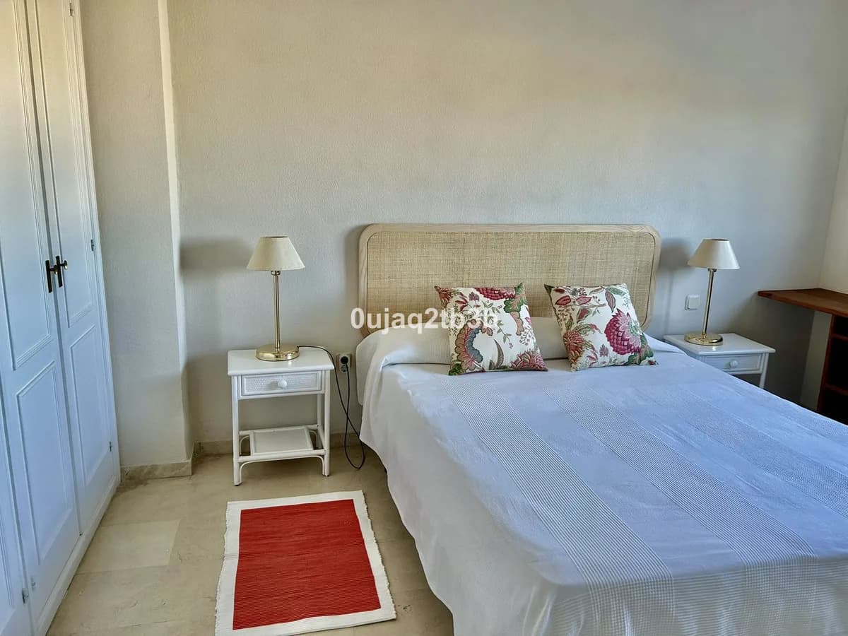 1 Bedroom Middle Floor Apartment for Sale in New Golden Mile, Málaga - Image 5