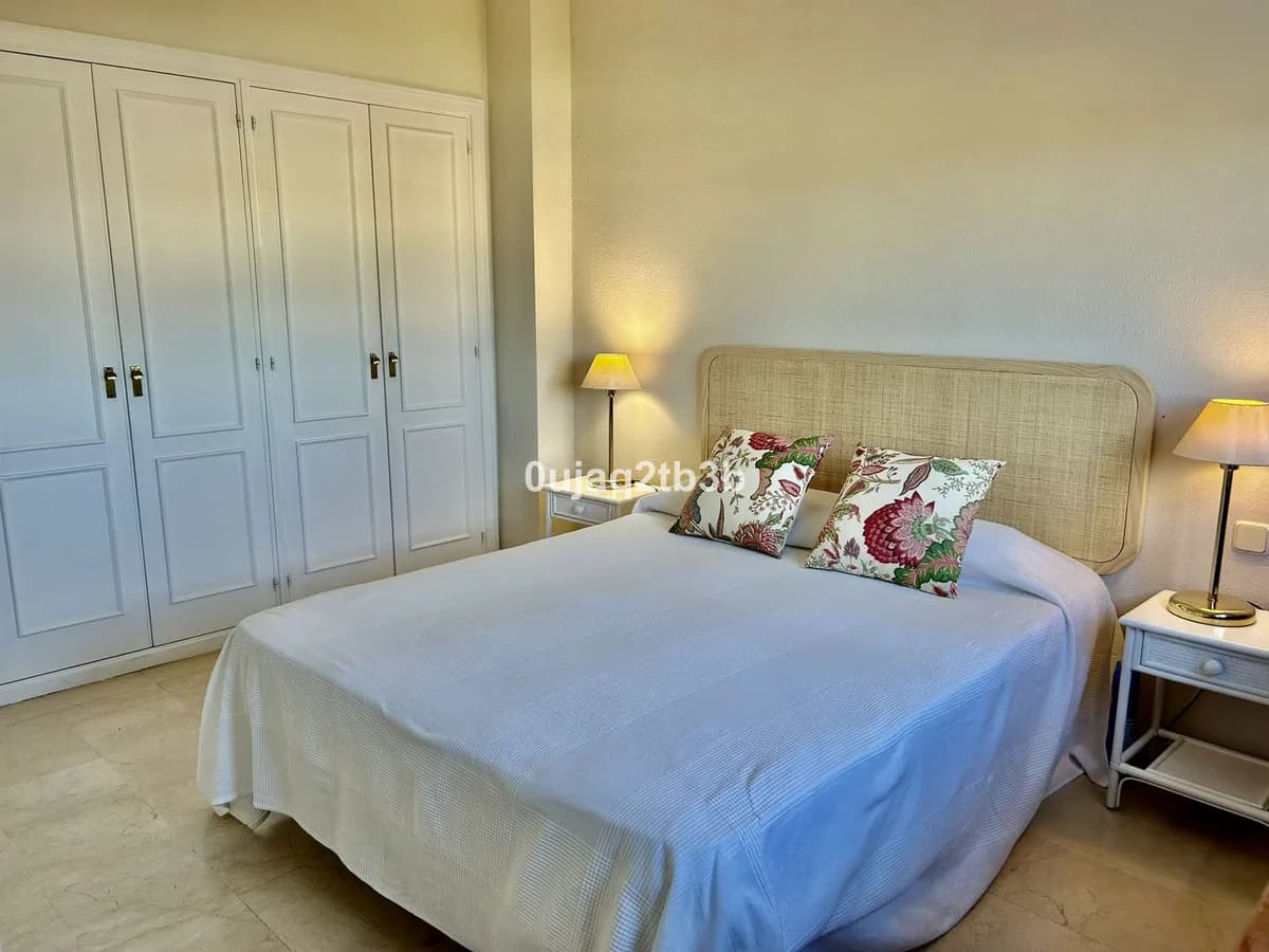 1 Bedroom Middle Floor Apartment for Sale in New Golden Mile, Málaga - Image 8