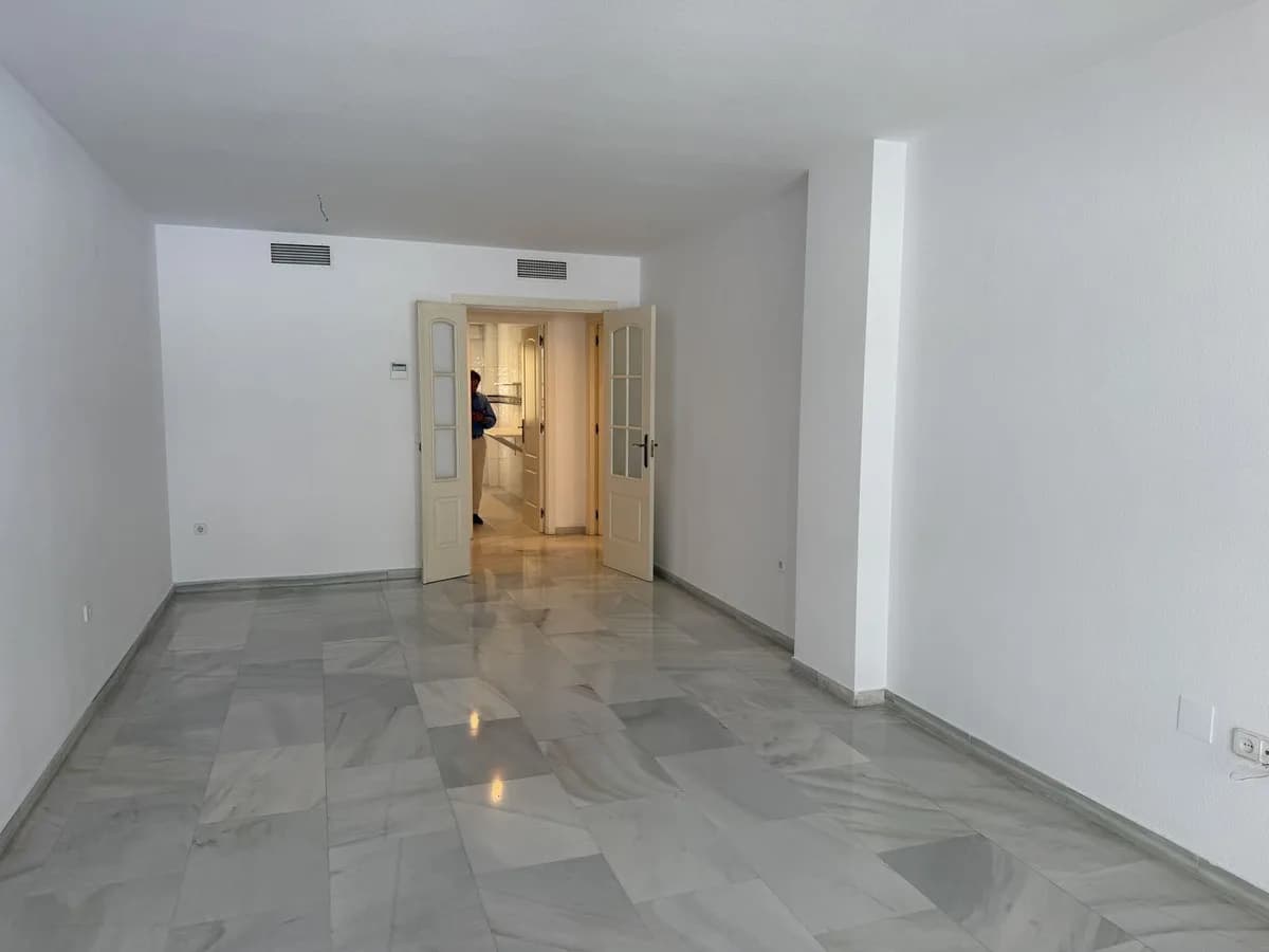 2 Bedroom Middle Floor Apartment for Sale in Marbella, Málaga - Image 3