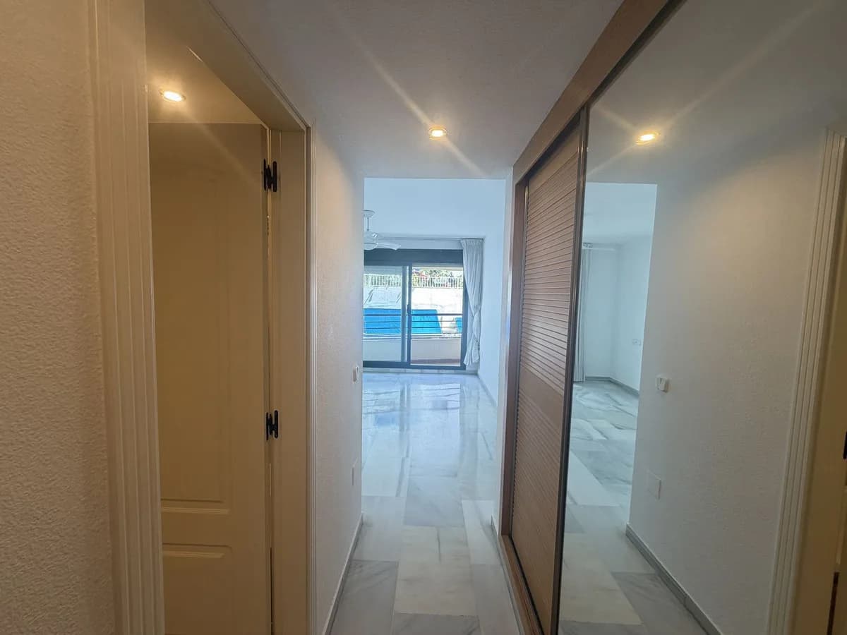 2 Bedroom Middle Floor Apartment for Sale in Marbella, Málaga - Image 6
