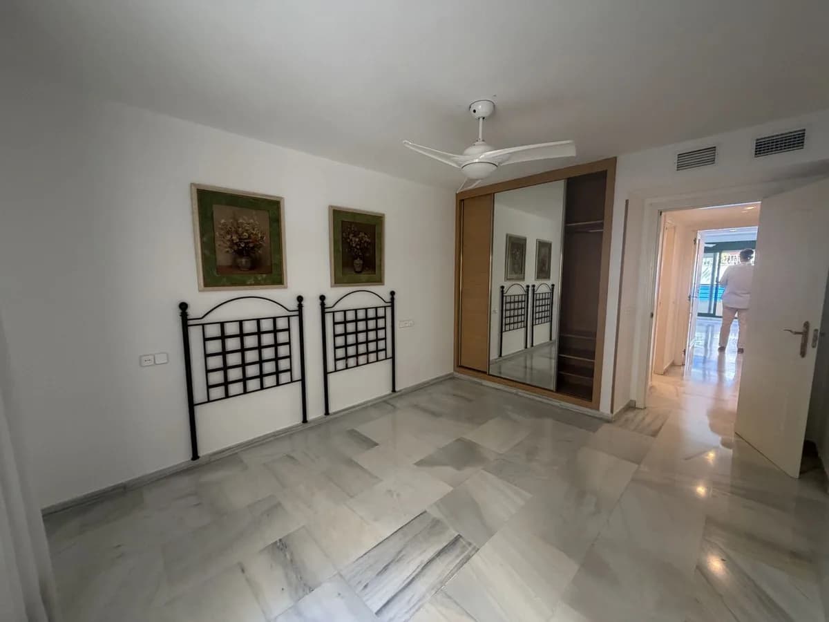 2 Bedroom Middle Floor Apartment for Sale in Marbella, Málaga - Image 7