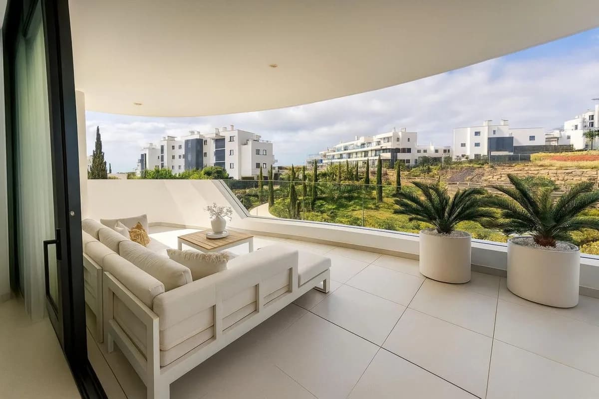 3 Bedroom Middle Floor Apartment for Sale in Fuengirola, Málaga - Image 2
