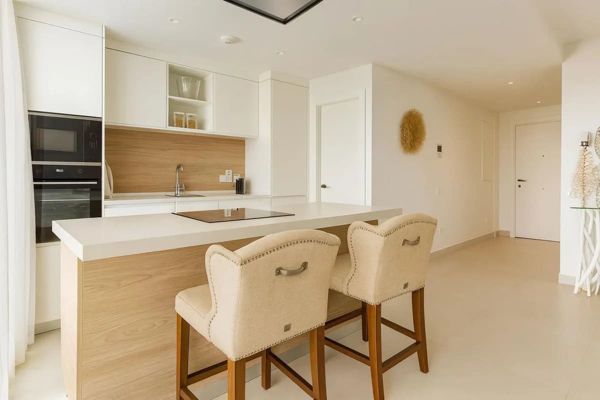 3 Bedroom Middle Floor Apartment for Sale in Fuengirola, Málaga - Image 4