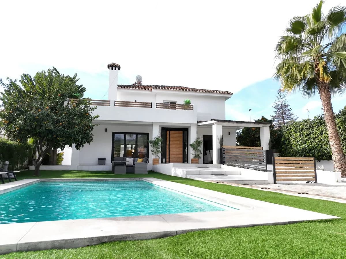 6 Bedroom Detached Villa for Sale in Marbella, Málaga