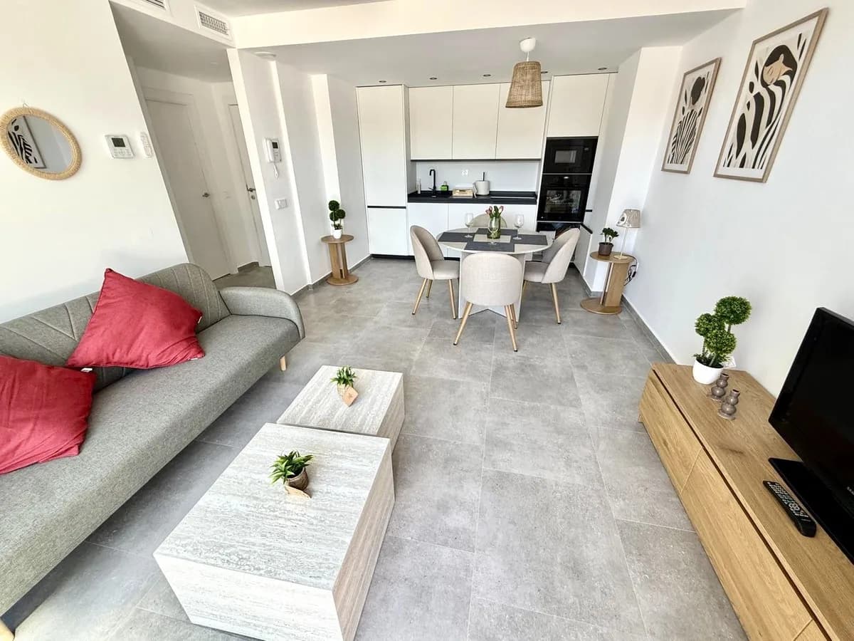 1 Bedroom Middle Floor Apartment for Sale in Fuengirola, Málaga - Image 3