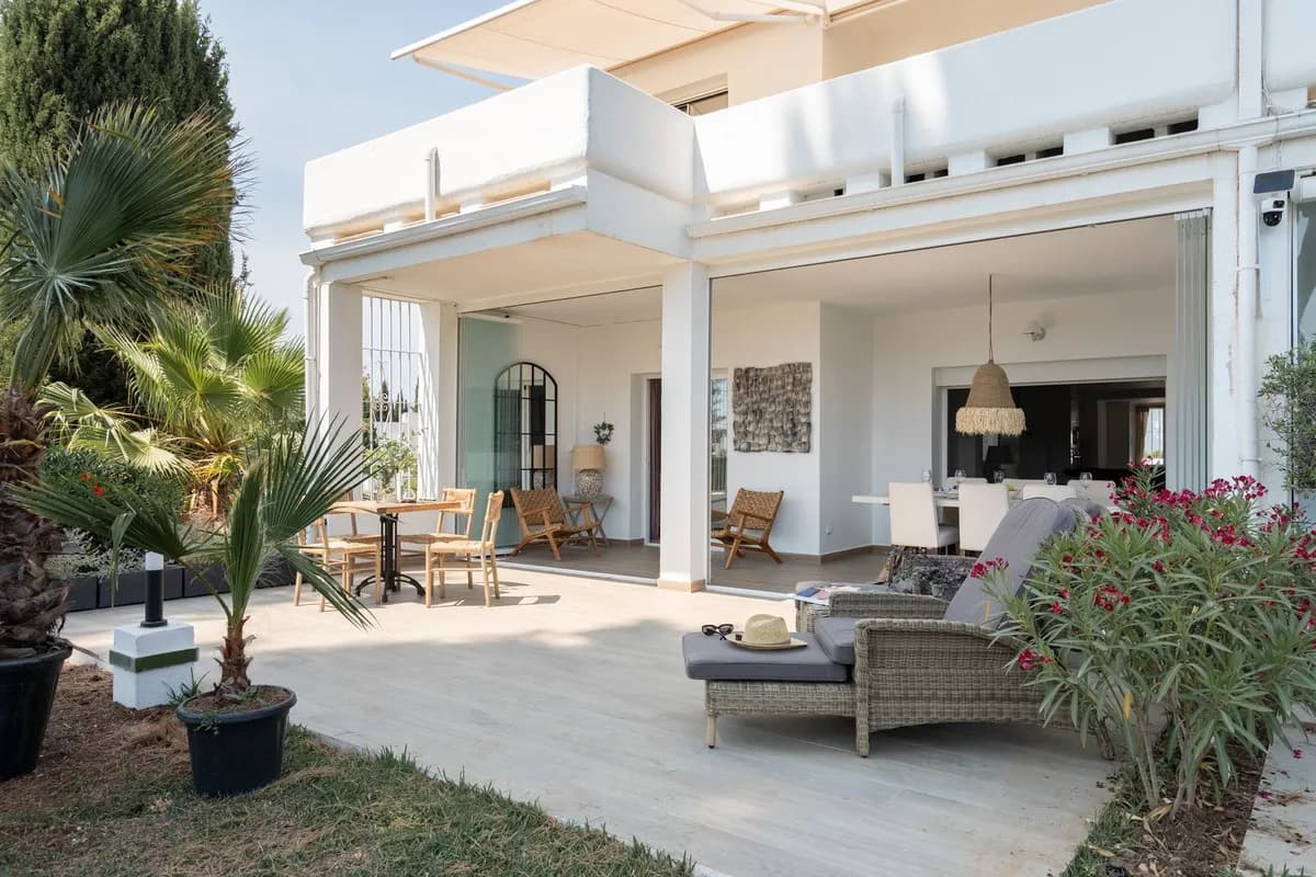 2 Bedroom Ground Floor Apartment for Sale in Nueva Andalucía, Málaga