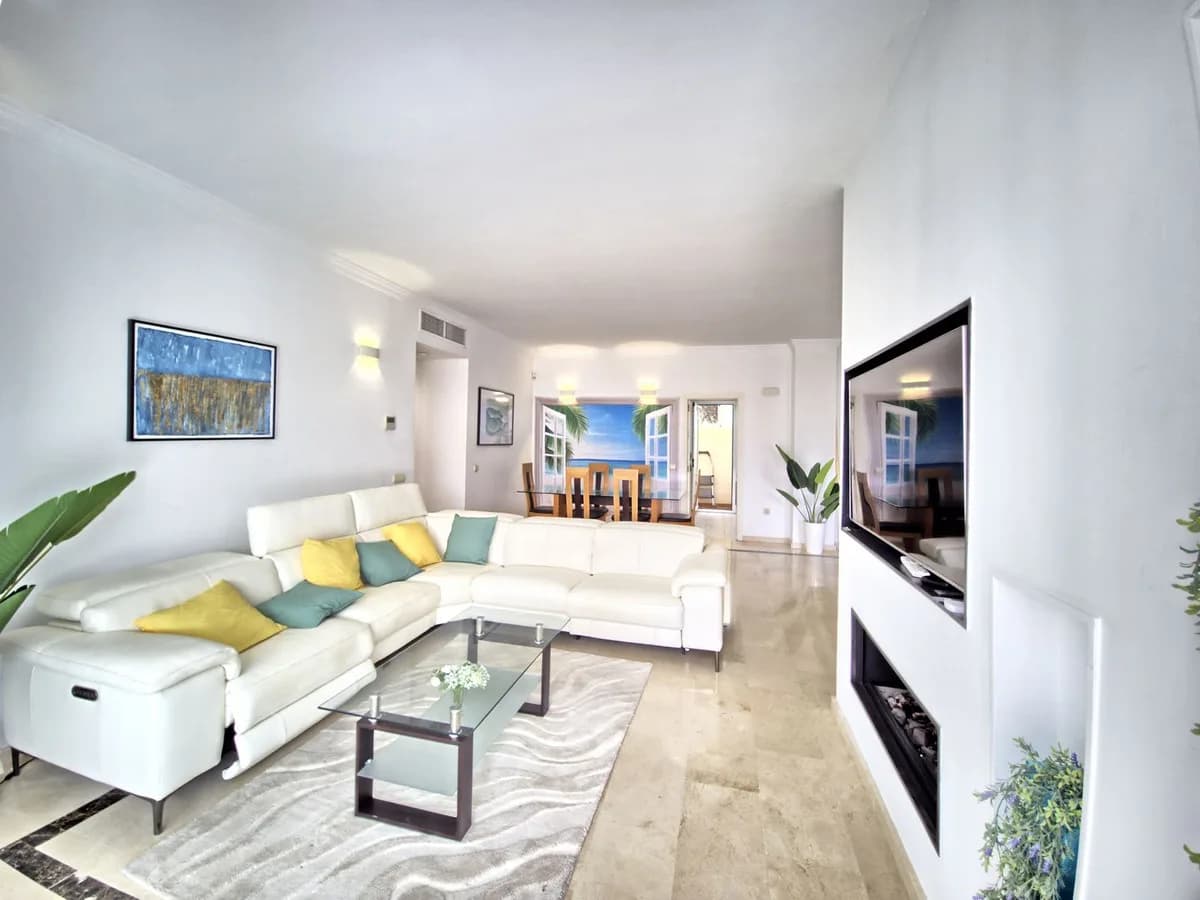 3 Bedroom Ground Floor Apartment for Sale in Cabopino, Málaga - Image 2