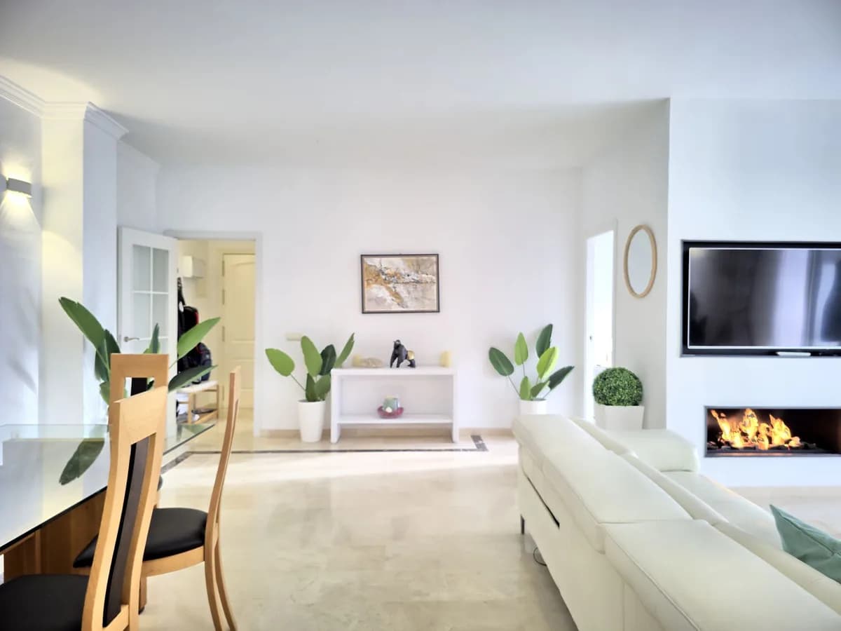 3 Bedroom Ground Floor Apartment for Sale in Cabopino, Málaga - Image 4