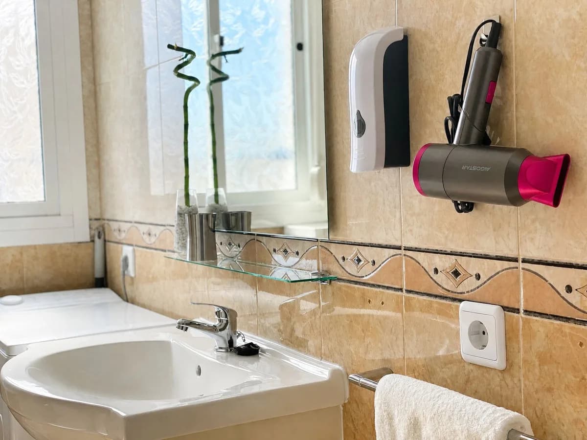 Middle Floor Studio for Sale in Torremolinos, Málaga - Image 9