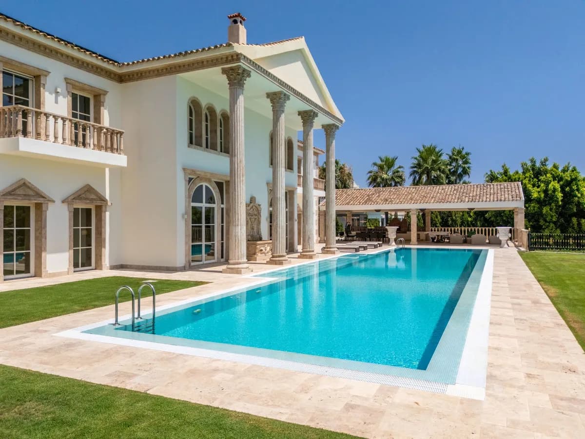 10 Bedroom Detached Villa for Sale in Sierra Blanca, Málaga - Image 3