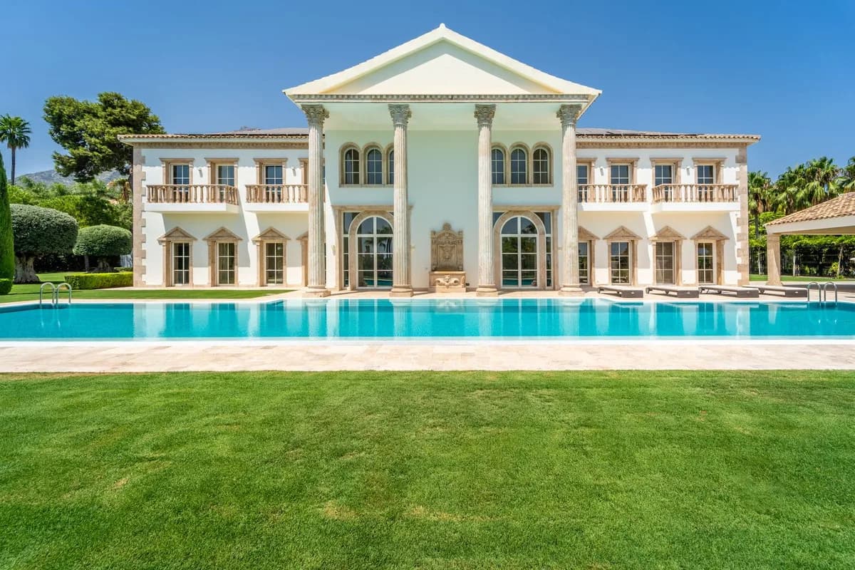 10 Bedroom Detached Villa for Sale in Sierra Blanca, Málaga - Image 5