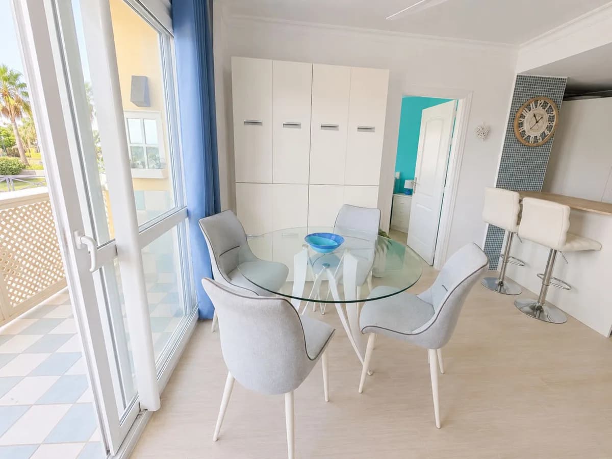 2 Bedroom Middle Floor Apartment for Sale in San Luis de Sabinillas, Málaga - Image 3
