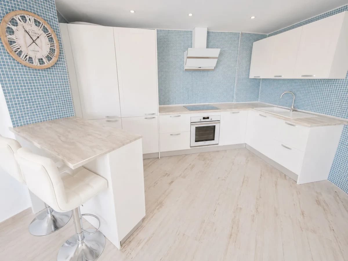 2 Bedroom Middle Floor Apartment for Sale in San Luis de Sabinillas, Málaga - Image 8