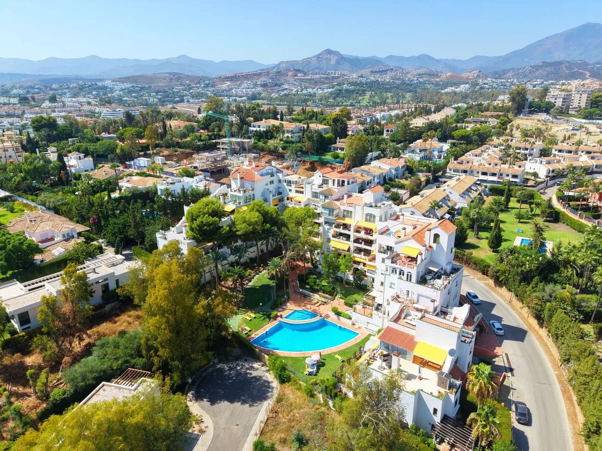 2 Bedroom Middle Floor Apartment for Sale in Estepona, Málaga