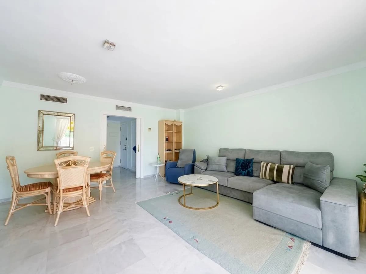 2 Bedroom Middle Floor Apartment for Sale in Estepona, Málaga - Image 4
