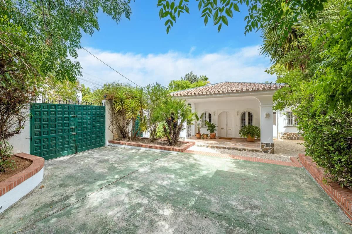4 Bedroom Detached Villa for Sale in Alhaurín el Grande, Málaga - Image 2