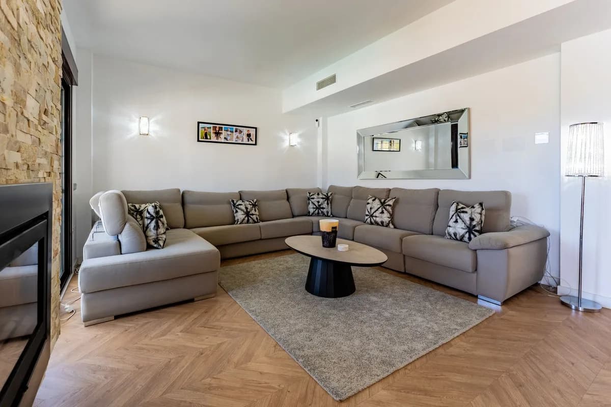 6 Bedroom Semi-Detached House for Sale in Valle Romano, Málaga - Image 6