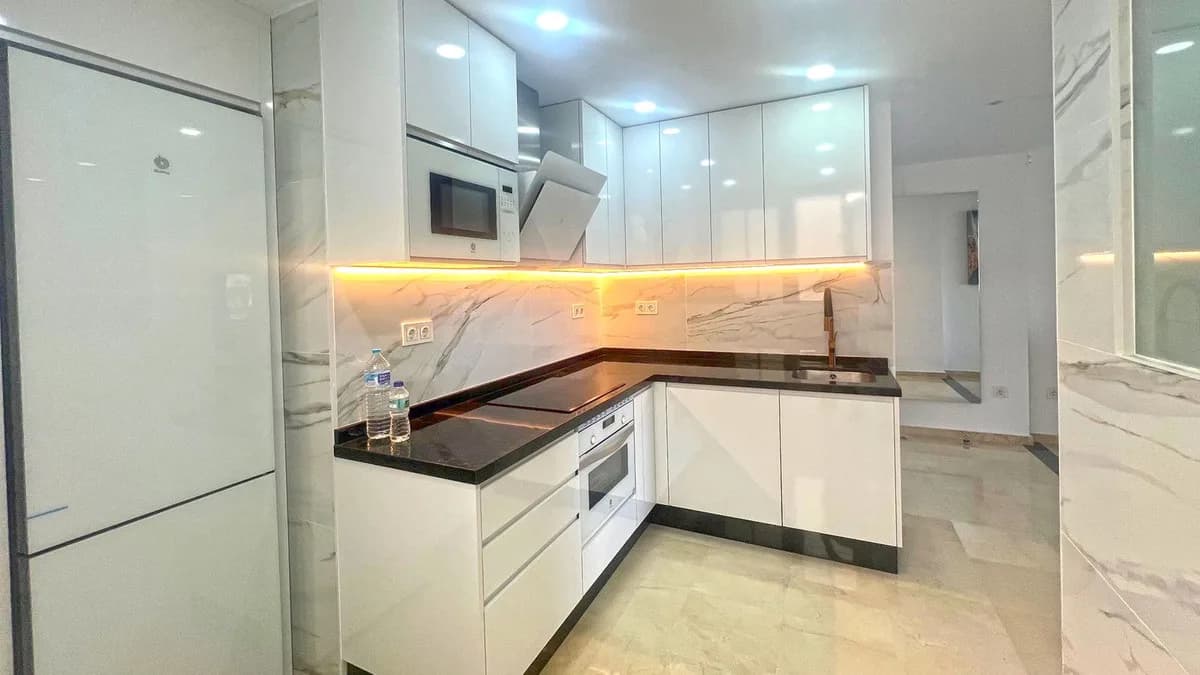 3 Bedroom Middle Floor Apartment for Sale in Marbella, Málaga - Image 7