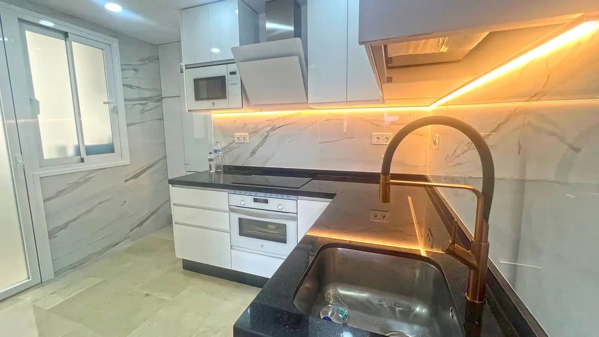 3 Bedroom Middle Floor Apartment for Sale in Marbella, Málaga - Image 8