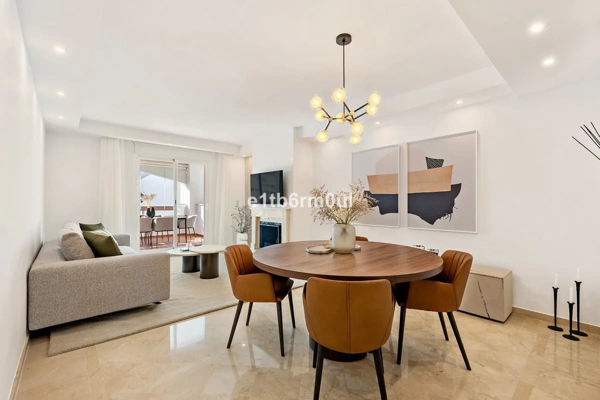 2 Bedroom Middle Floor Apartment for Sale in Nueva Andalucía, Málaga
