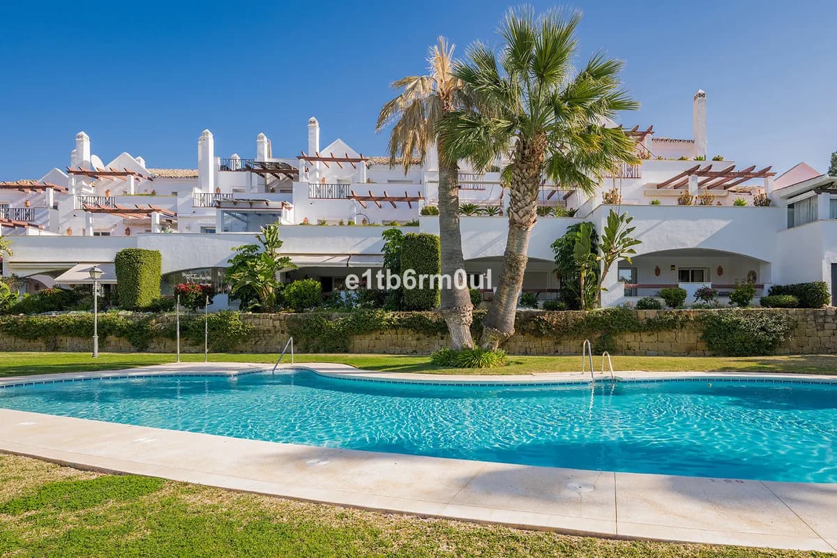 2 Bedroom Middle Floor Apartment for Sale in Nueva Andalucía, Málaga - Image 2
