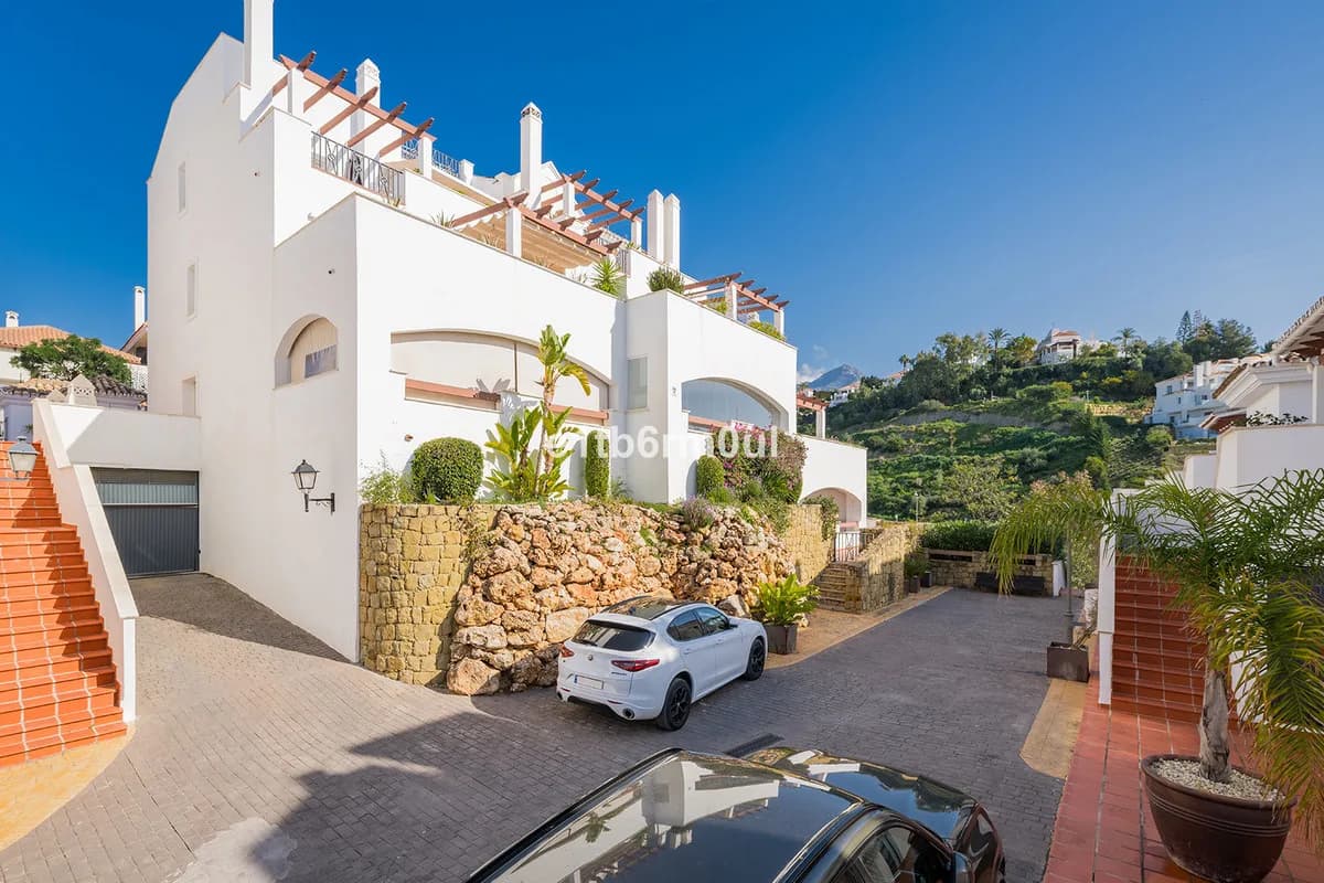 2 Bedroom Middle Floor Apartment for Sale in Nueva Andalucía, Málaga - Image 3