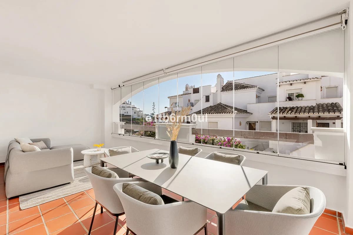 2 Bedroom Middle Floor Apartment for Sale in Nueva Andalucía, Málaga - Image 4
